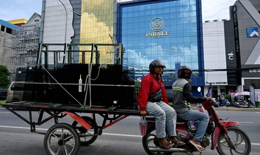 Bên ngoài một chi nhánh Ngân hàng Prince ở Phnom Penh, Campuchia. Ảnh: AFP