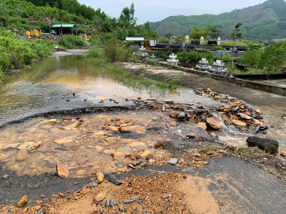 Tinh trang sat lo xe toac nhieu doan duong noi bo trong nghia trang Hoa Son. Anh: Thanh Huyen