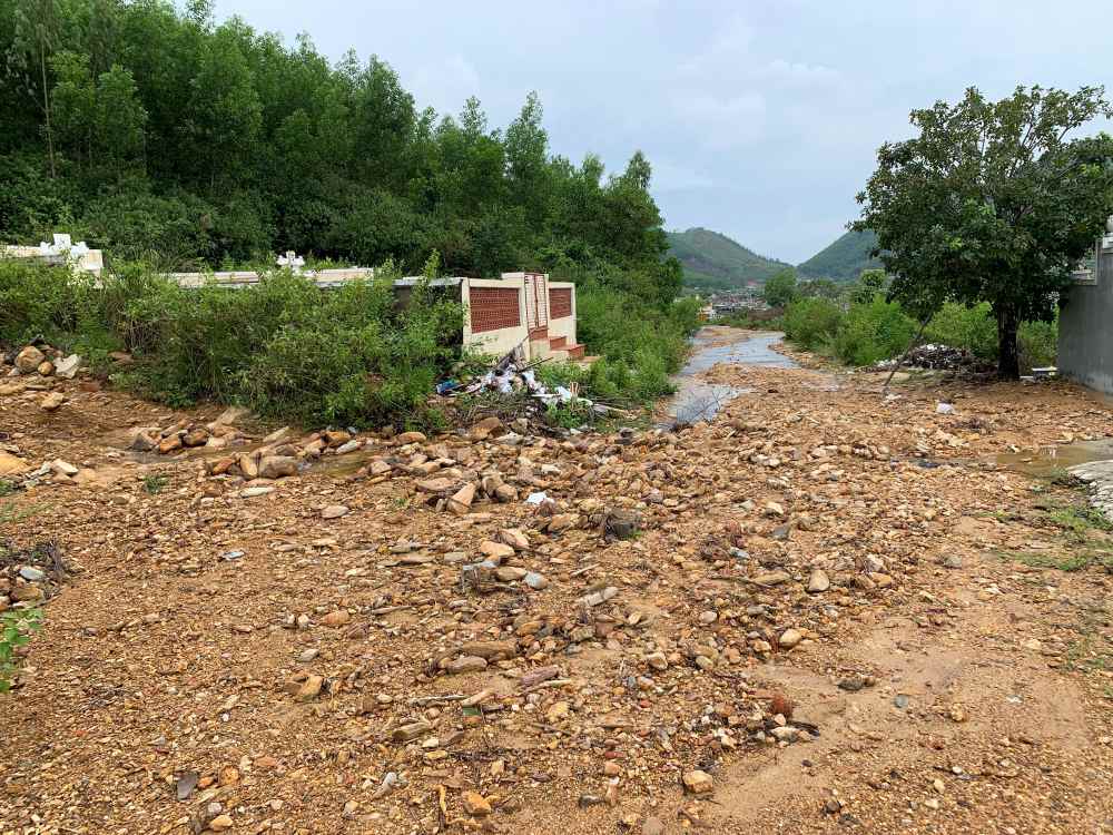Mua lon keo dai khien tinh trang sat lo tai dien nghiem trong tai nhieu khu vuc nghia trang Hoa Son. Anh: Thanh Huyen