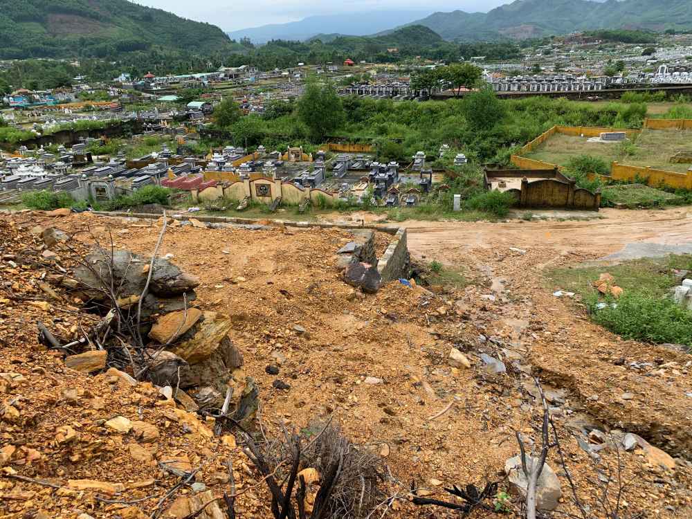 serious landslide at the largest cemetery in Da Nang. Photo: Thanh Huyen