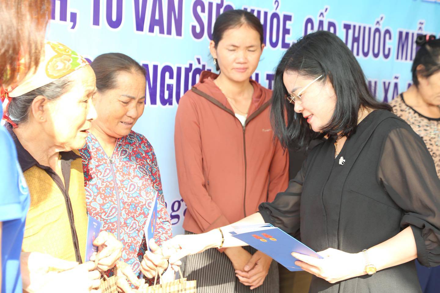 TS.BSCKII. Le Thi Hoai Chung - Nghe An 보건부 국장이 An Chau 코뮌 여성들에게 선물을 증정합니다. 사진: Ngoc Anh