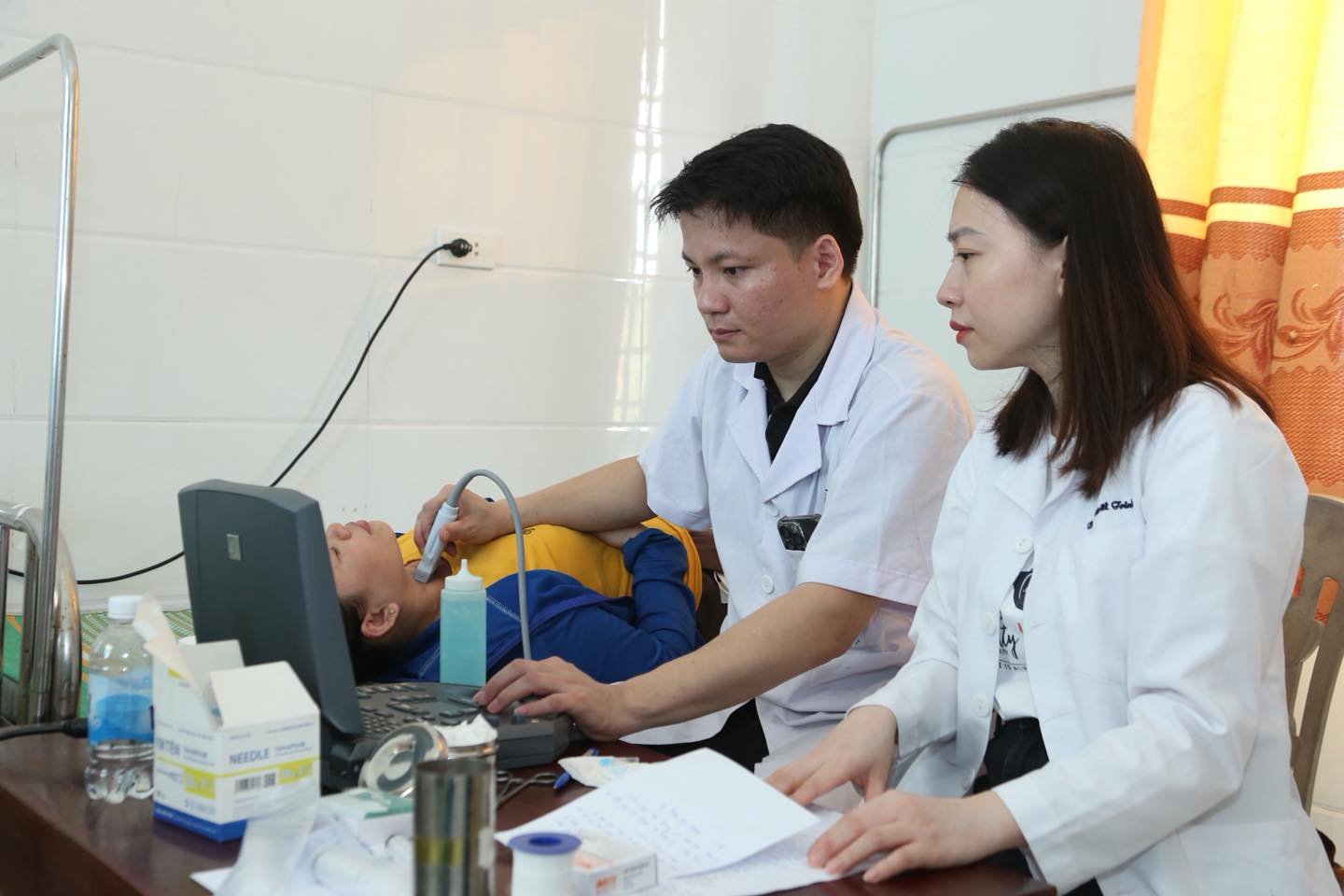 Hon 100 phu nu co hoan canh kho khan vung ven bien xa An Chau duoc kham, tu van suc khoe sinh san, cap thuoc mien phi. Anh: Ngoc Anh