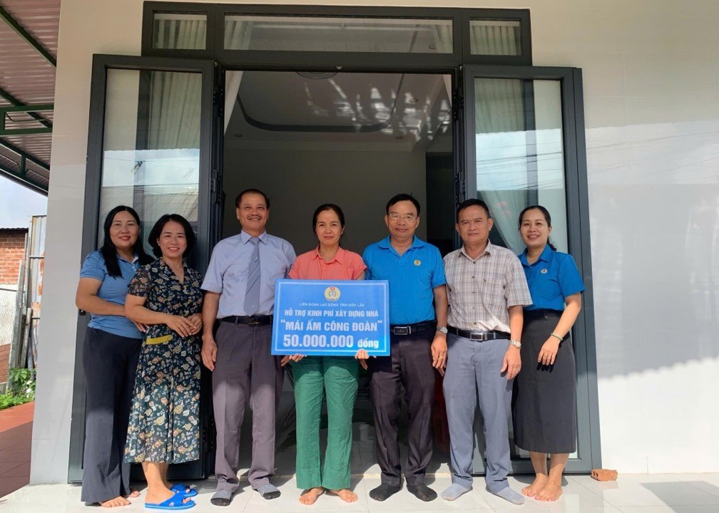 Leaders of the Dak Lak Provincial Federation of Labor presented funding to support the construction of a house for union member Do Thi Ngan in Ea Kly commune. Photo: Dak Lak Labor Union