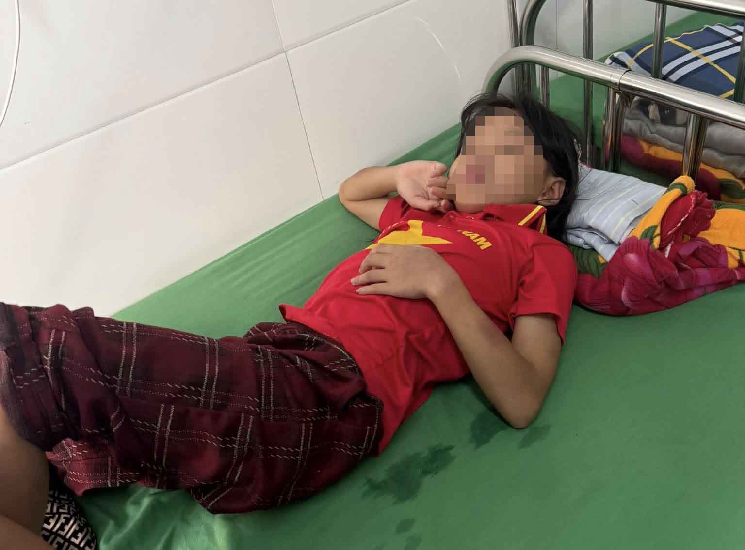 Be gai dang dieu tri tai benh vien. Anh: Facebook Phan Thi Kim Oanh.