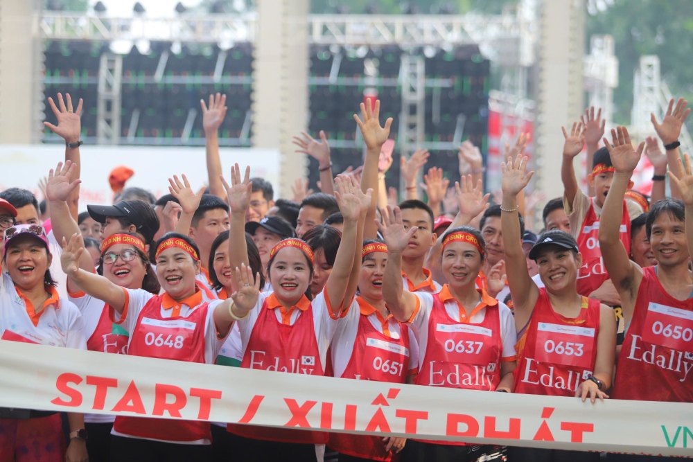Athletes participating in the "Women for a smoke-free environment" race spread the message of living healthy and protecting the community. Photo: Thanh Tam