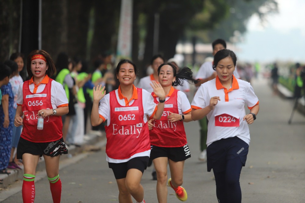 Cac van dong vien tham gia giai chay “Phu nu vi moi truong khong khoi thuoc”. Anh: Thanh Tam