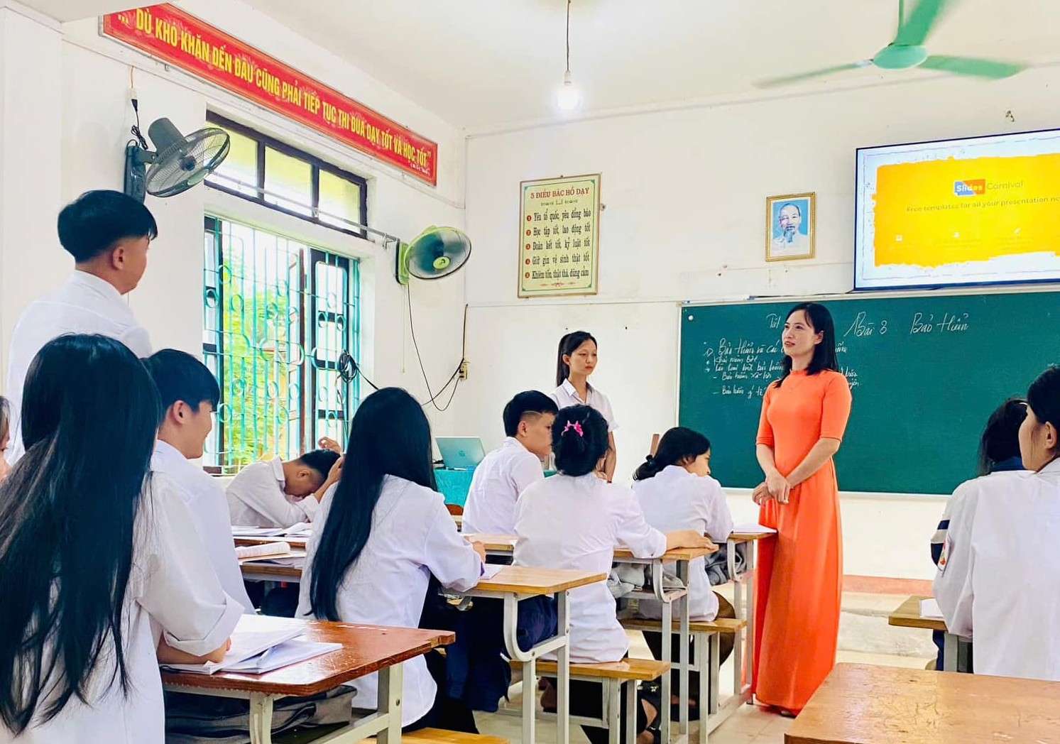 teachers at Ham Nghi High School (Ha Tinh) for an hour to class. Photo: La Giang