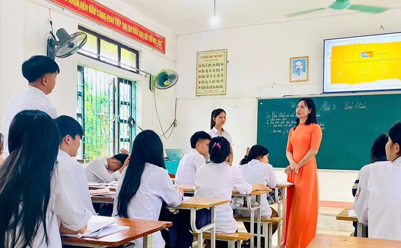 teachers at Ham Nghi High School (Ha Tinh) for an hour to class. Photo: La Giang