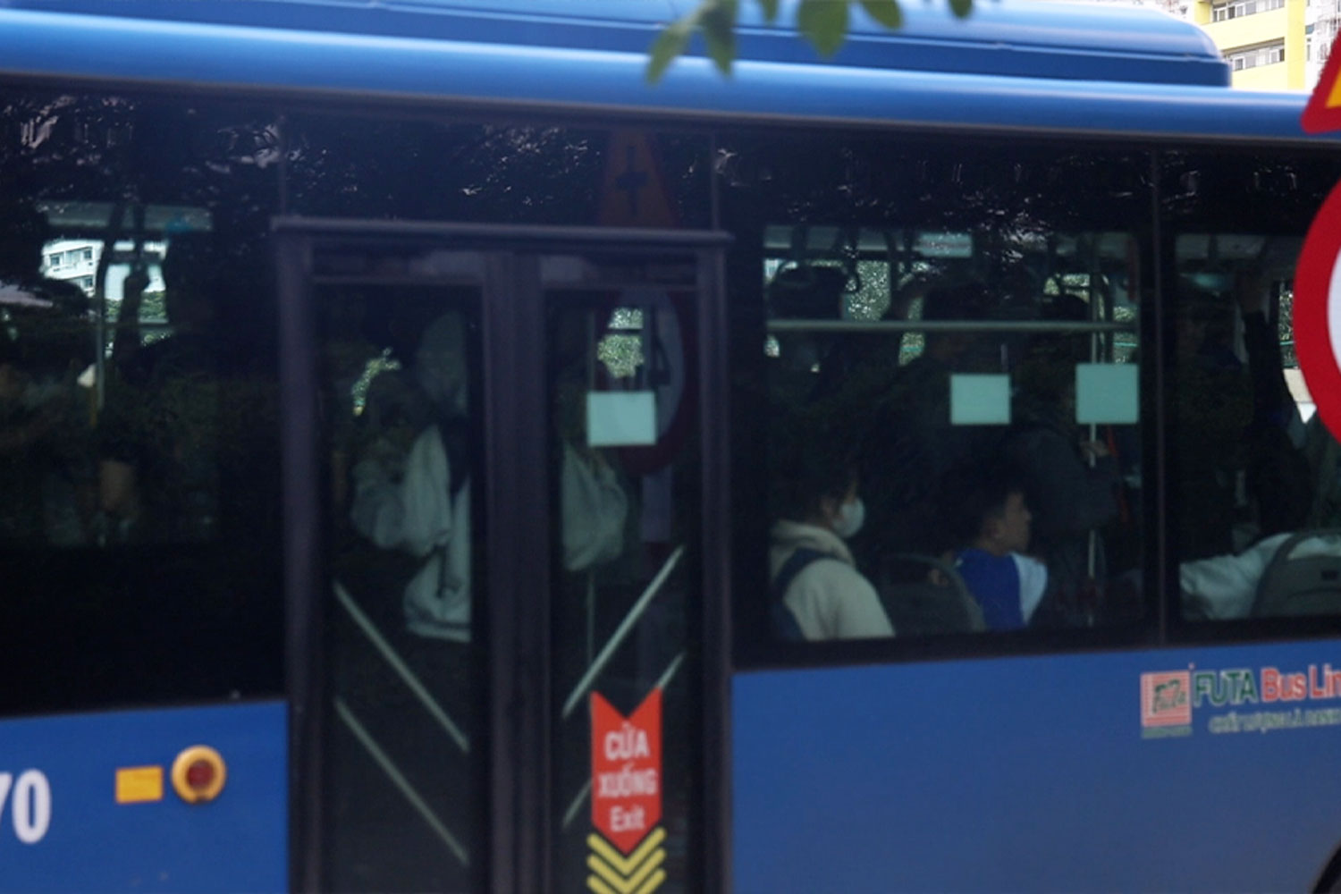 Tren xe buyt chat cung, sinh vien chen chan cho kip gio vao hoc. Anh: Duong Anh