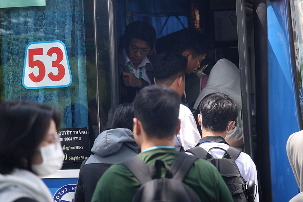 Tuyen buyt so 53 la tuyen buyt dac biet dong, nhat la vao khung gio cao diem. Anh: Duong Anh
