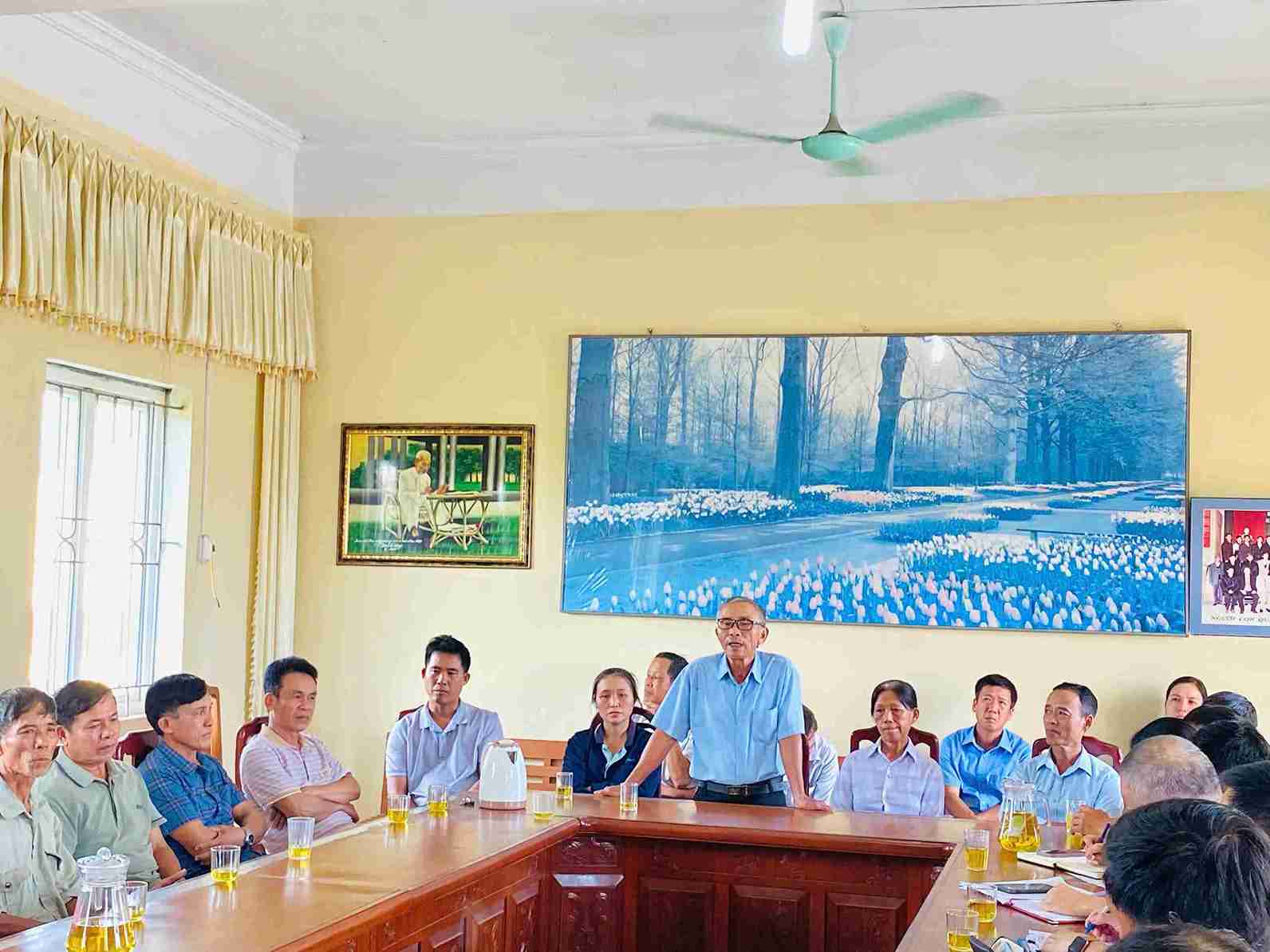 UBND xa Thanh Ha lam viec voi 21 ho dan co cong trinh xay dung vi pham tren dat nong nghiep o 2 thon Trang Liet 1 va Trang Liet 2. Anh: Xa Thanh Ha