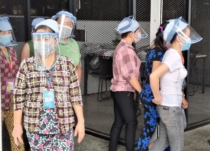 Enterprises that encounter dangerous epidemics announced by competent state agencies, causing serious impacts on production and business activities and financial capacity are not considered to have evaded compulsory social insurance and unemployment insurance. Photo: Nam Duong