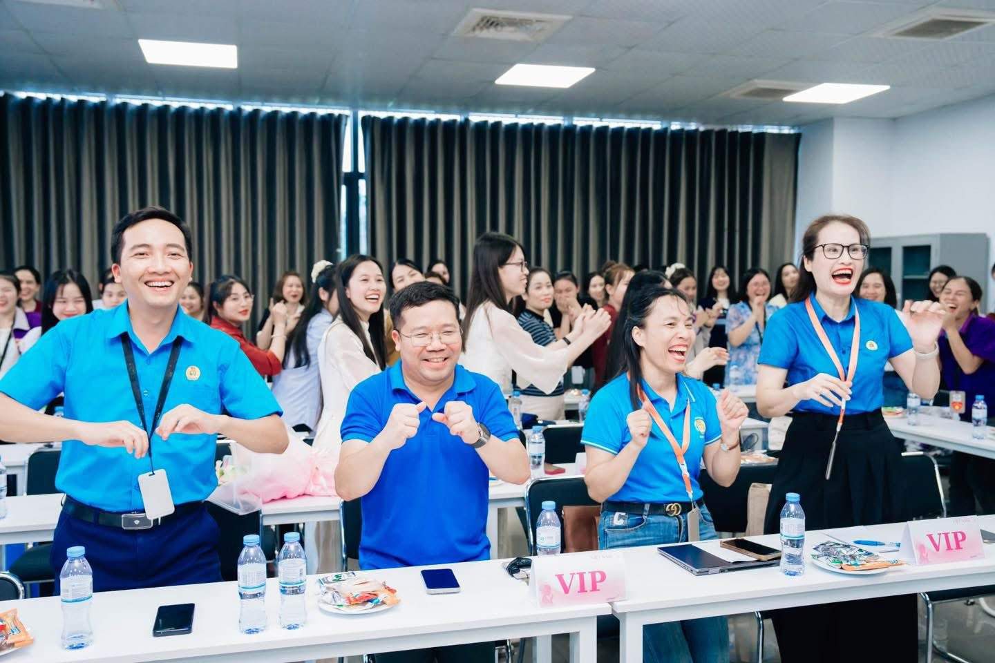 Buoi toa dam dien ra soi noi, dam am. Anh: Ngoc Anh