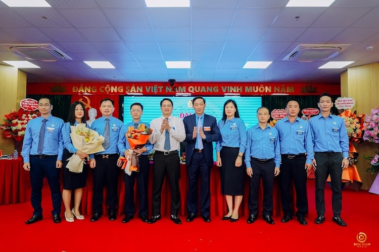 The leaders of the Vietnam National Shipping Lines Trade Union congratulated the new Executive Committee elected by the Congress. Photo: CDTCT