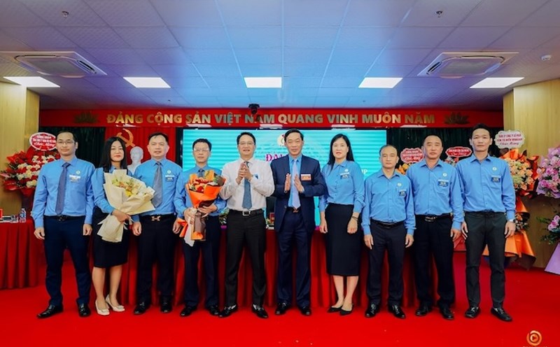 The leaders of the Vietnam National Shipping Lines Trade Union congratulated the new Executive Committee elected by the Congress. Photo: CDTCT