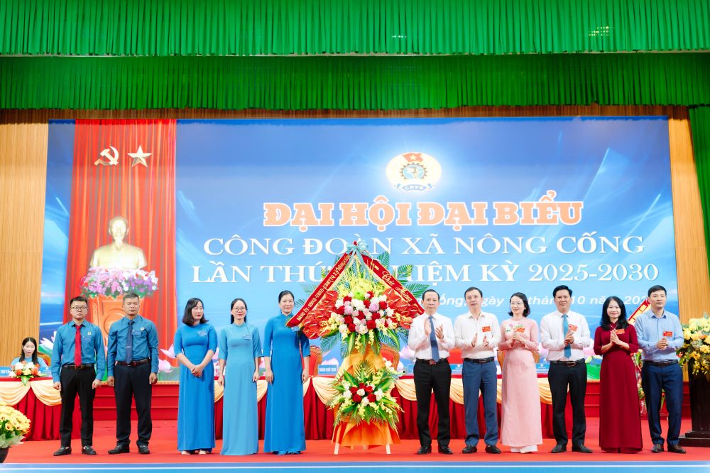 Dai dien lanh dao LDLD tinh Thanh Hoa va Dang uy xa Nong Cong tang hoa chuc mung Dai hoi. Anh: Ngoc Tuan