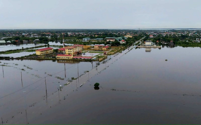 The road through Quang Dien commune was flooded. Photo: Thanh Tran