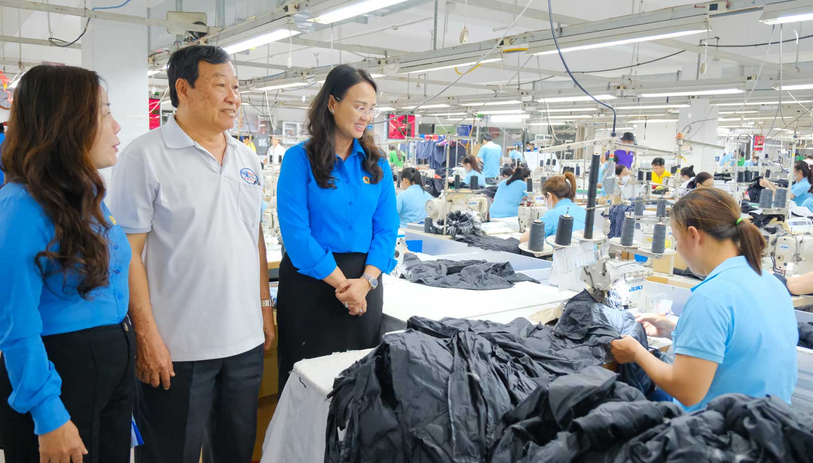Ms. Le Thi Suong Mai (3rd from left) - Member of the Executive Committee of the Vietnam General Confederation of Labor, Member of the City Party Committee, Vice President of the Vietnam Fatherland Front Committee of the city, President of the Can Tho City Labor Federation visited the workers. Photo: My Ly