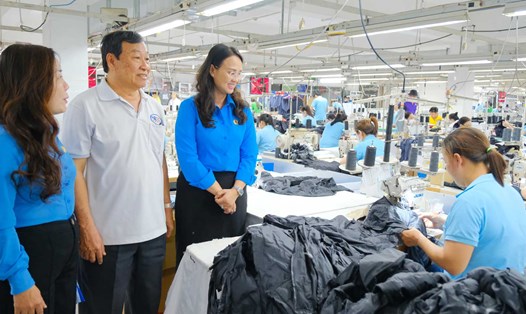 Bà Lê Thị Sương Mai (đứng thứ 3 từ trái sang) - Ủy viên Ban Chấp hành Tổng LĐLĐ Việt Nam, Thành ủy viên, Phó Chủ tịch Ủy ban MTTQ Việt Nam thành phố, Chủ tịch LĐLĐ TP Cần Thơ thăm hỏi công nhân. Ảnh: Mỹ Ly