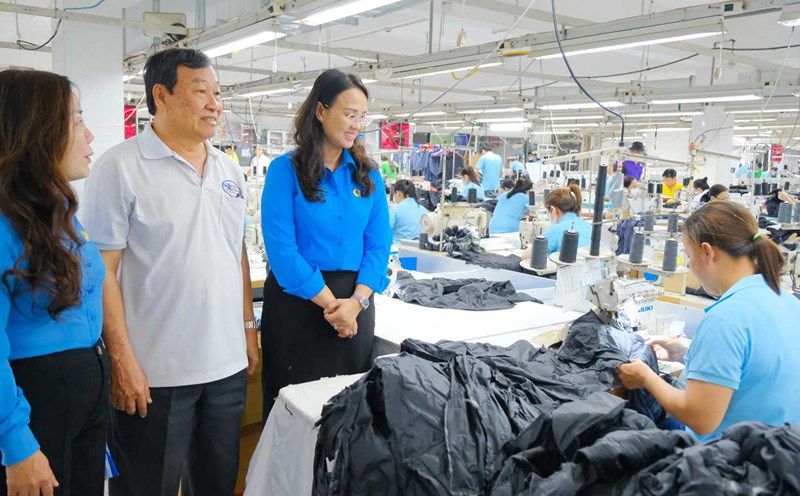 Ms. Le Thi Suong Mai (3rd from left) - Member of the Executive Committee of the Vietnam General Confederation of Labor, Member of the City Party Committee, Vice President of the Vietnam Fatherland Front Committee of the city, President of the Can Tho City Labor Federation visited the workers. Photo: My Ly