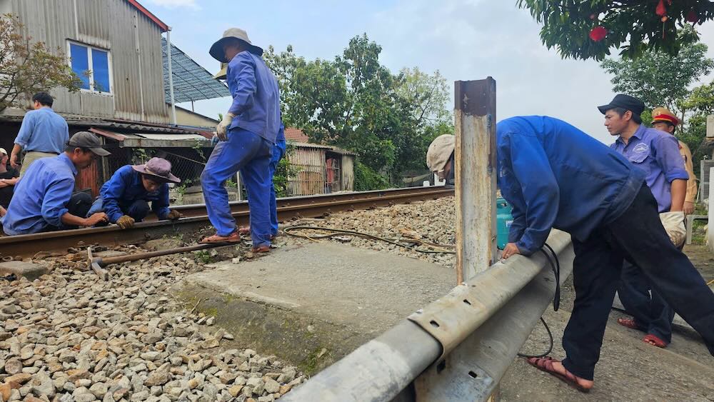 鉄道交通の安全を確保するため、当局はその地域の自主開通通路を閉鎖した。写真：Q.An