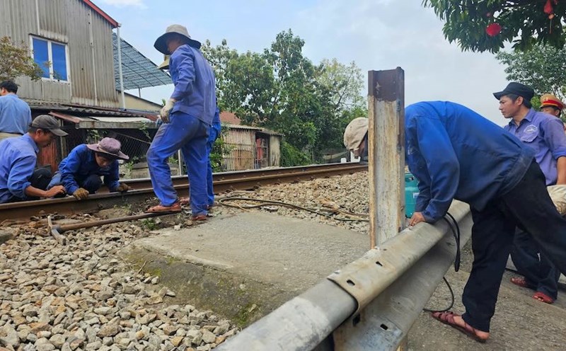 To ensure railway traffic safety, the authorities have closed self-opened paths in the area. Photo: Q.An