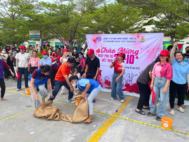 Tuy Phong Garment Factory workers excitedly joined in the fun folk games to celebrate Vietnamese Women's Day (October 20) organized by the union. Photo: Lam Duc