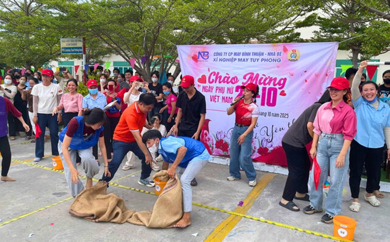 Tuy Phong Garment Factory workers excitedly joined in the fun folk games to celebrate Vietnamese Women's Day (October 20) organized by the union. Photo: Lam Duc