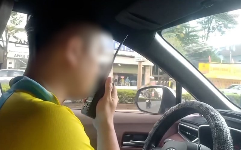 Dong Nai Traffic Police dressed up and changed their clothes in front of a drinking place to handle 62 cases of alcohol concentration violations. Photo: Provided by the police