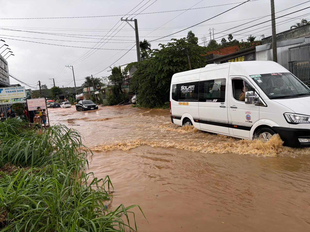Den 17 gio cung ngay, sau khi mua tanh nuoc rut, xe co bat dau luu thong qua lai. Anh: Phuc Khanh