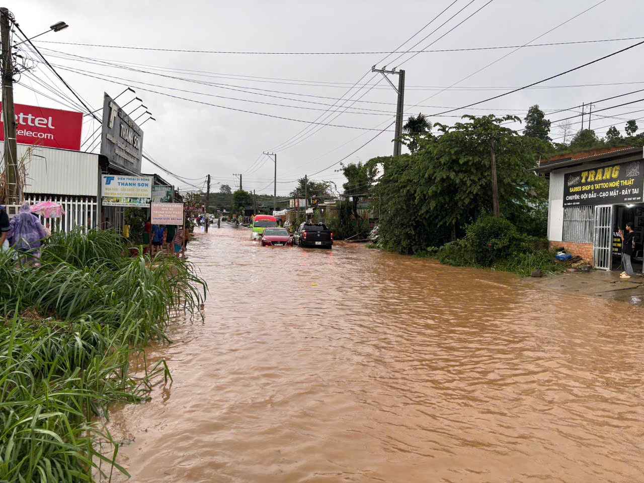 National Highway 55, the section passing through Bao Lam 3 Commune (Lam Dong) was flooded again on the afternoon of October 19. Photo: Phuc Khanh