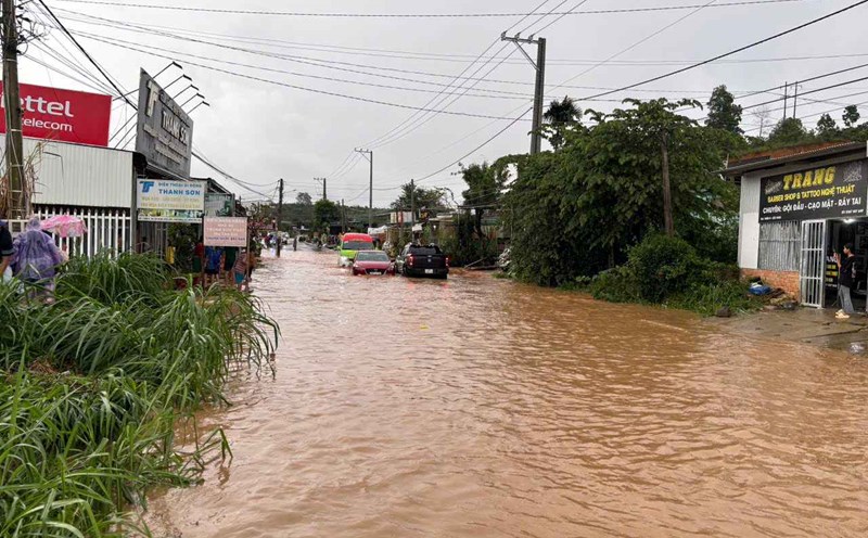 National Highway 55, the section passing through Bao Lam 3 Commune (Lam Dong) was flooded again on the afternoon of October 19. Photo: Phuc Khanh