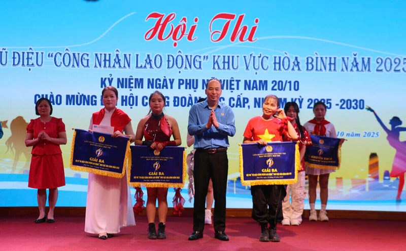 Animado concurso 'Vu dieu cong nhan lao dong' 2025 en Phu Tho. Foto: Yen San