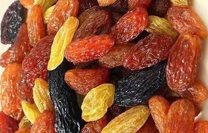 Soaked raisin juice can help detoxify the body if combined with a balanced diet. Photo: Kieu Vu