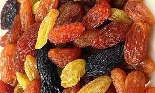 Nước nho khô ngâm có thể hỗ trợ thải độc cơ thể nếu kết hợp chế độ ăn cân đối. Ảnh: Kiều Vũ