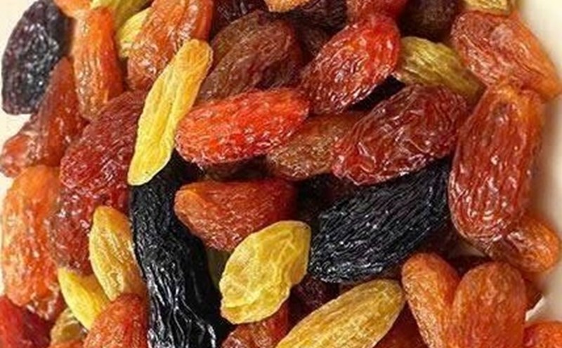Soaked raisin juice can help detoxify the body if combined with a balanced diet. Photo: Kieu Vu