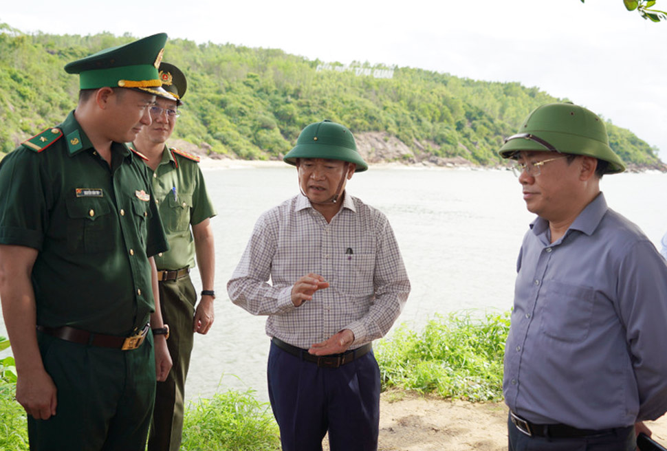 Bi thu Tinh uy Gia Lai Thai Dai Ngoc (giua) kiem tra luong lach ra vao cang ca Tam Quan. Anh: Hoai Phuong