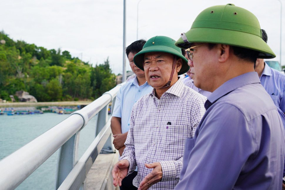 Gia Lai Provincial Party Secretary Thai Dai Ngoc inspected the exploitation of aquatic products at De Gi Fishing Port. Photo: Hoai Phuong