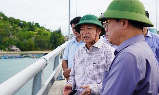 Bí thư Tỉnh ủy Gia Lai Thái Đại Ngọc kiểm tra hoạt động khai thác thủy sản tại Cảng cá Đề Gi. Ảnh: Hoài Phương