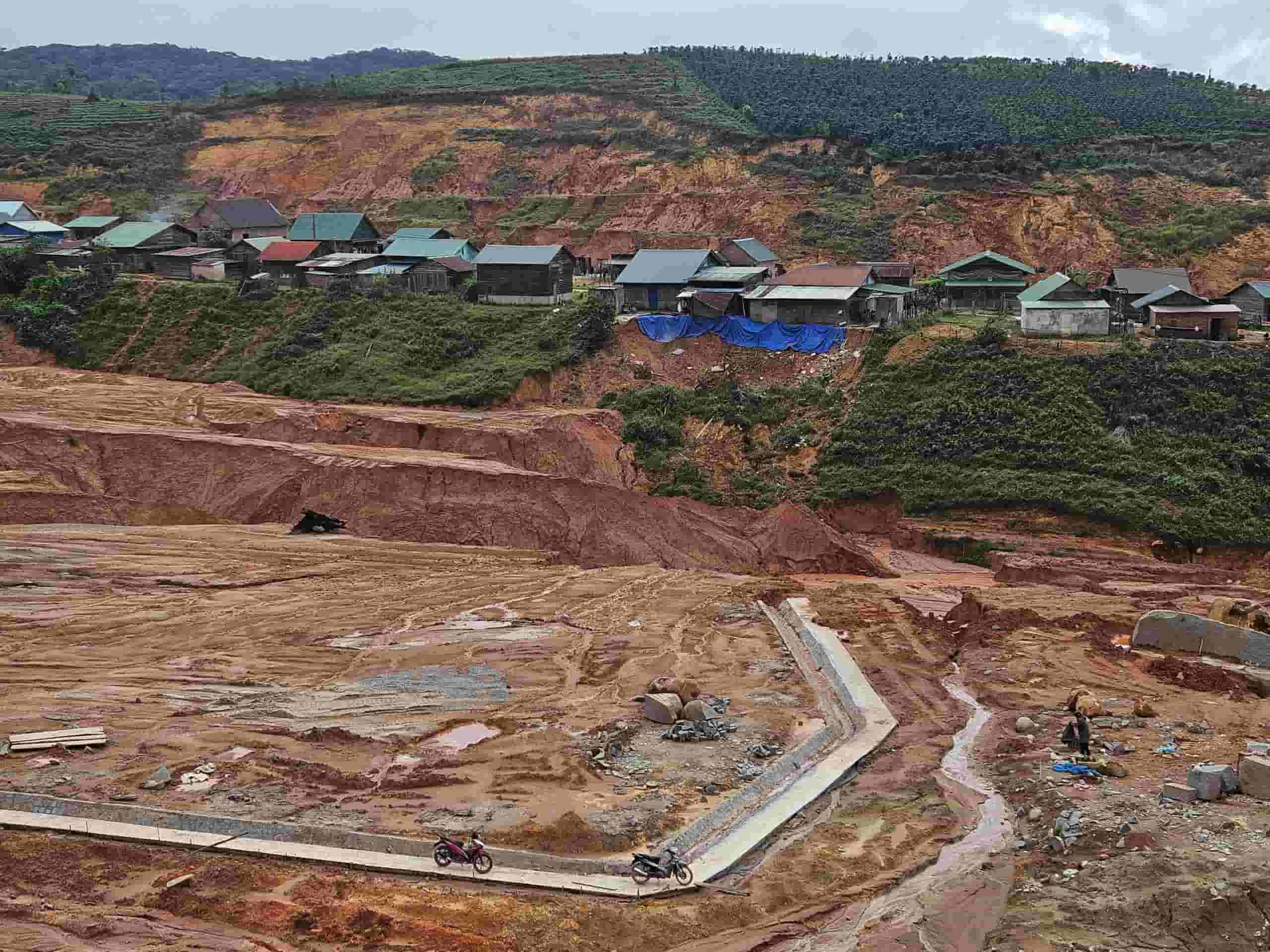 Landslides have occurred on both the positive and negative slopes of the resettlement area, causing dozens of Lam Dong households to worry and feel insecure. Photo: Phuc Khanh