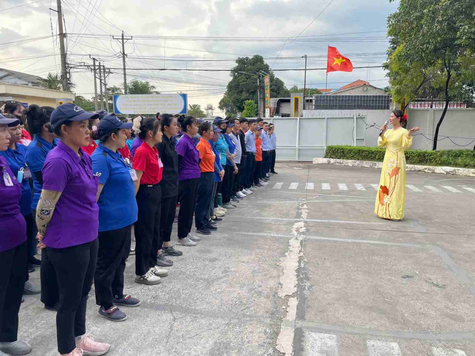 Ba Le Thi Huong - Chu tich CDCS cong ty, trao doi bay to su tri an doi voi nguoi lao dong. Anh: Dinh Trong