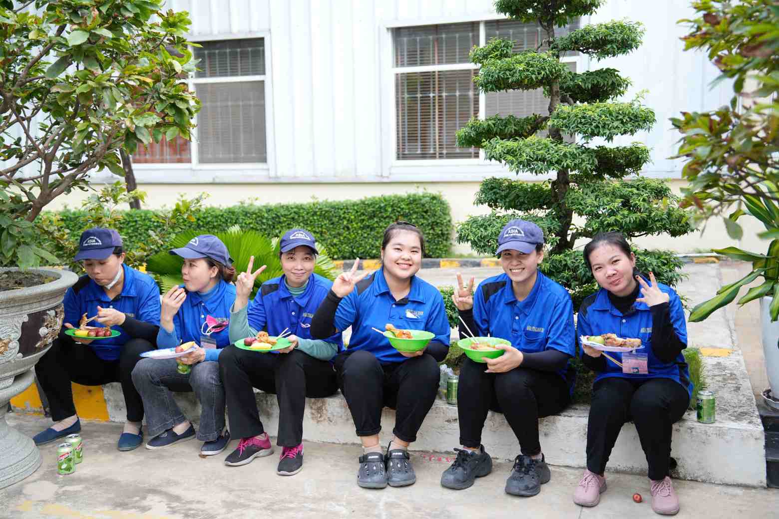 Nu cong nhan voi niem vui gian di cua nu cong nhan sau gio tang ca. Anh: Dinh Trong
