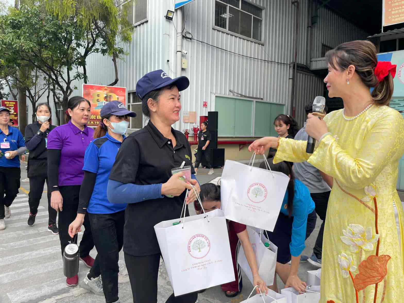 The female worker was happy to receive gifts on October 20 after overtime on Sunday. Photo: Dinh Trong