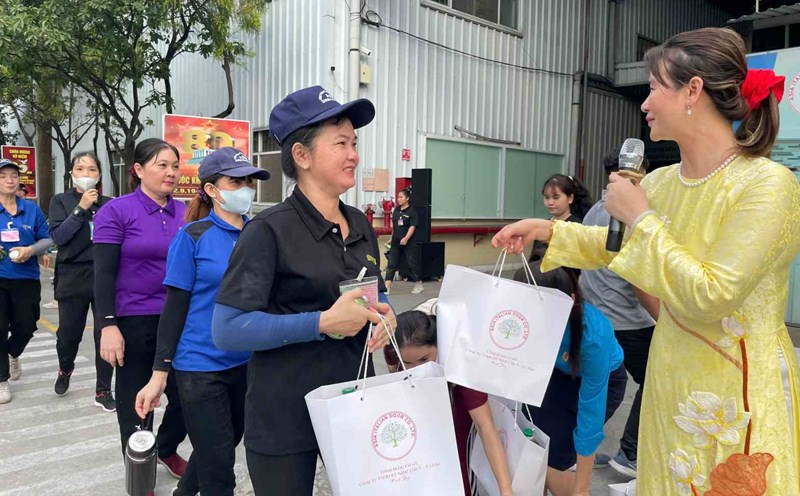 The female worker was happy to receive gifts on October 20 after overtime on Sunday. Photo: Dinh Trong