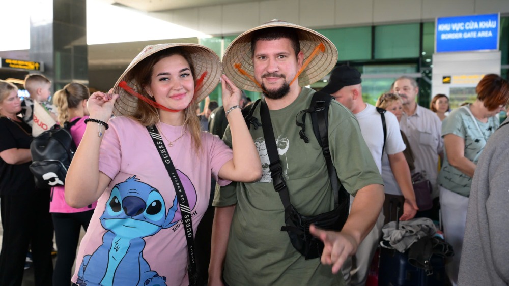 Mas de 200 turistas rusos llegan a Phu Quoc despues de un periodo de suspension temporal de vuelos. Foto: Nam Phuong
