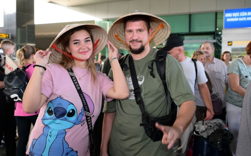 More than 200 Russian tourists arrived in Phu Quoc after a temporary suspension of flights. Photo: Nam Phuong