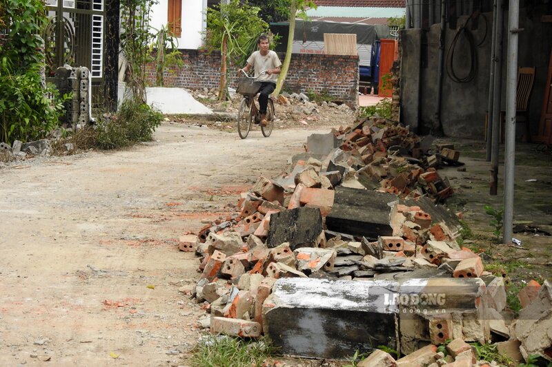 The scene was chaotic after a series of households voluntarily donated land and demolished the structures on the land for the state to build a road. Photo: To Cong.