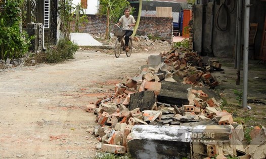 Khung cảnh ngổn ngang sau khi hàng loạt hộ dân tự nguyện hiến đất, phá dỡ vật kiến trúc trên đất để nhà nước làm đường. Ảnh: Tô Công.