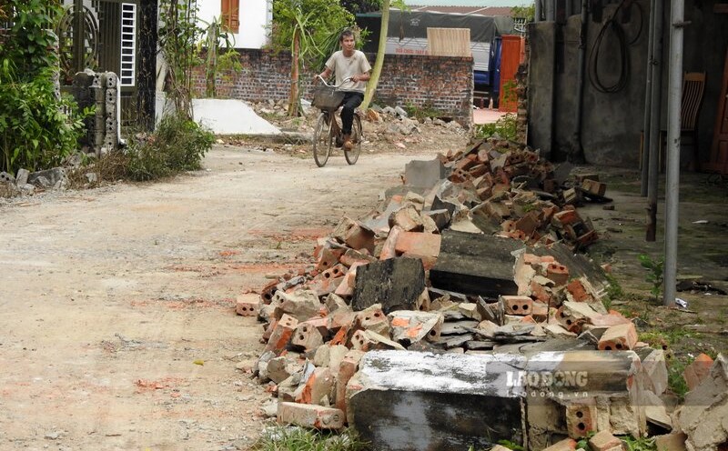 The scene was chaotic after a series of households voluntarily donated land and demolished the structures on the land for the state to build a road. Photo: To Cong.