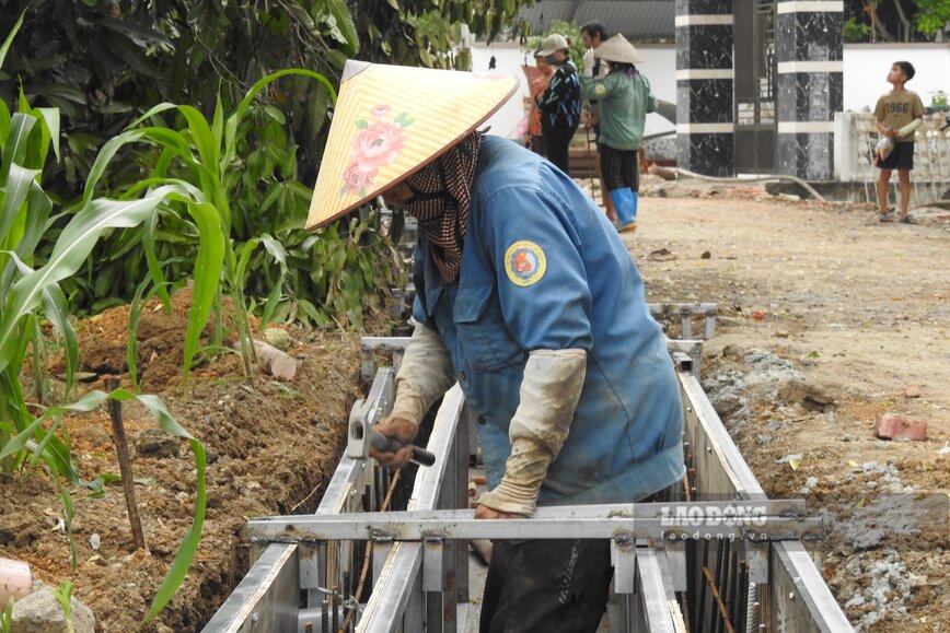 Du an dang thi cong he thong thoat nuoc doc tuyen. Anh: To Cong